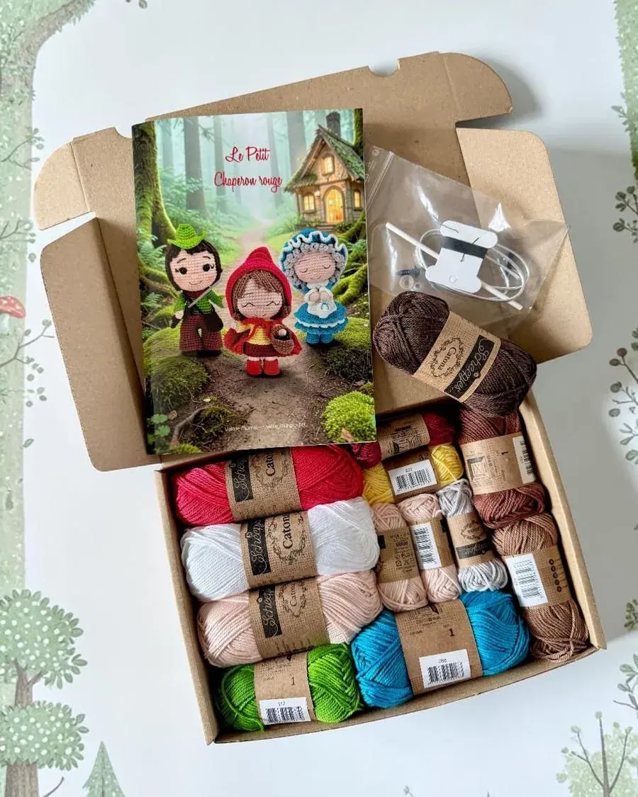 Kit du Petit Chaperon rouge ouvert : livret et pelotes de coton Scheepjes Catona