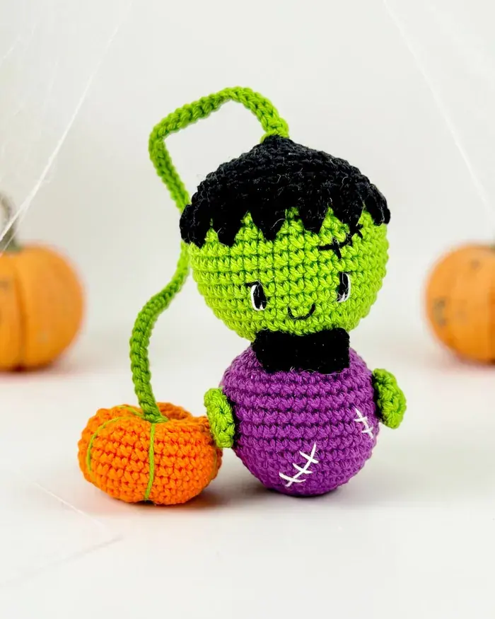 Frankenstein au crochet et sa citrouille