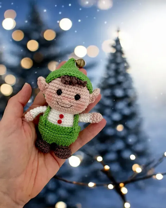 Lutin des Funambules d’hiver devant des sapins enneigés