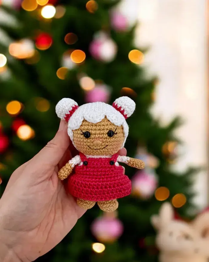 Petite Mère Noël des Funambules d’hiver tenue dans une main