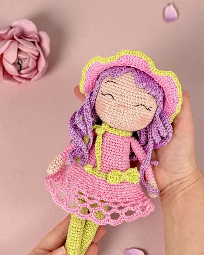 Lila, poupée aux cheveux lilas et chapeau fleur, tenue dans les mains