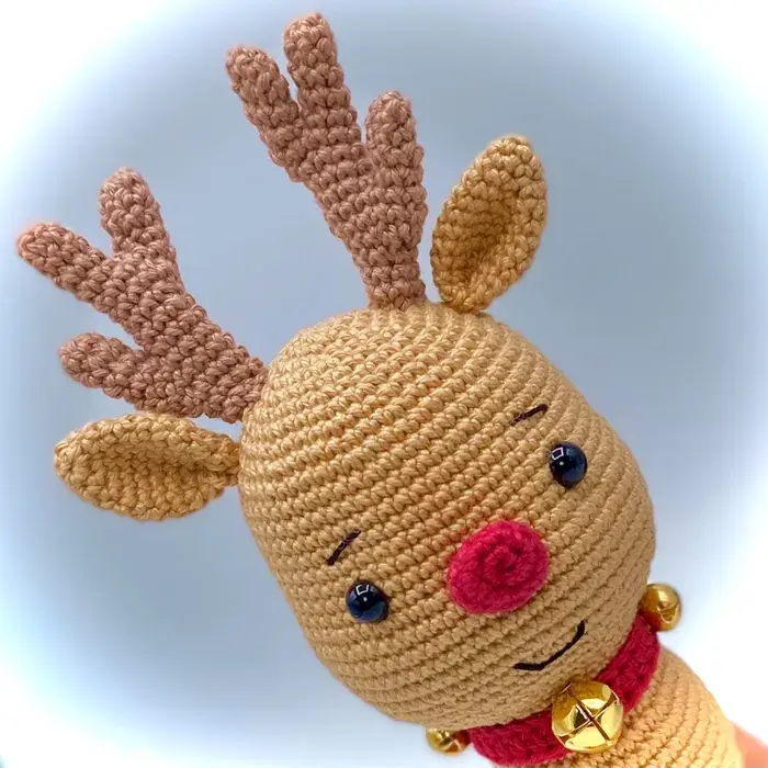 Gros plan sur la tête d’un renne au crochet au nez rouge